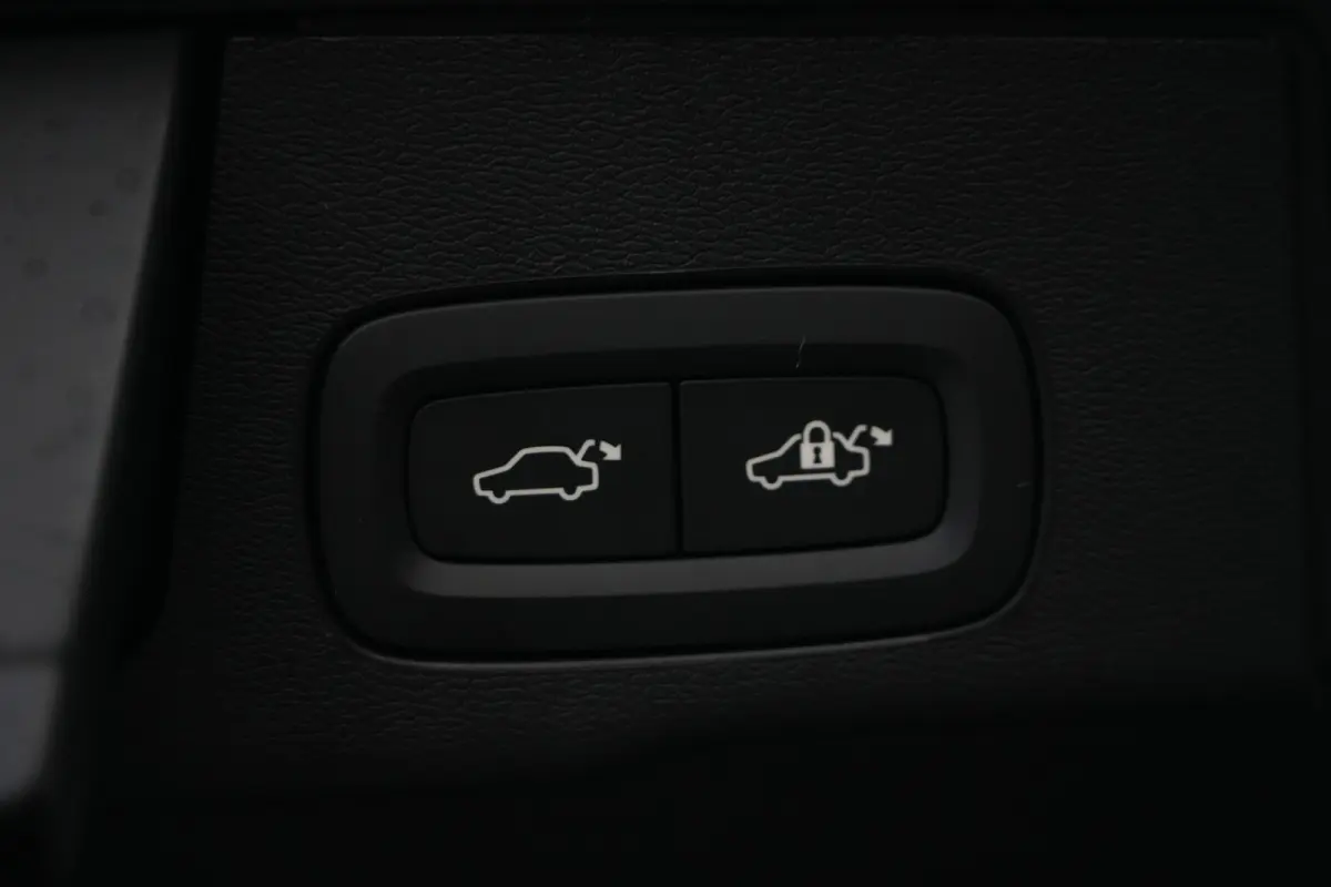 2.0 T8 Plug-in hybrid AWD Plus Black Edition | Panoramadak | HUD | 360 Camera | Volvo XC60 2.0 T8 Plug-in Hybrid AWD Black Edition met 2.0 viercilinder plug-in hybride aandrijflijn en 455 PK