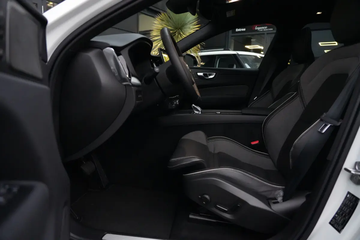 2.0 T8 Plug-in hybrid AWD Plus Black Edition | Panoramadak | HUD | 360 Camera | Volvo XC60 2.0 T8 Plug-in Hybrid AWD Black Edition met 2.0 viercilinder plug-in hybride aandrijflijn en 455 PK
