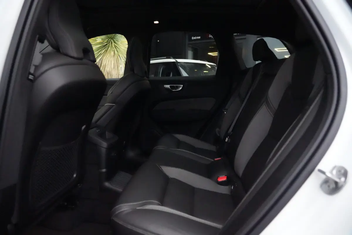 2.0 T8 Plug-in hybrid AWD Plus Black Edition | Panoramadak | HUD | 360 Camera | Volvo XC60 2.0 T8 Plug-in Hybrid AWD Black Edition met 2.0 viercilinder plug-in hybride aandrijflijn en 455 PK