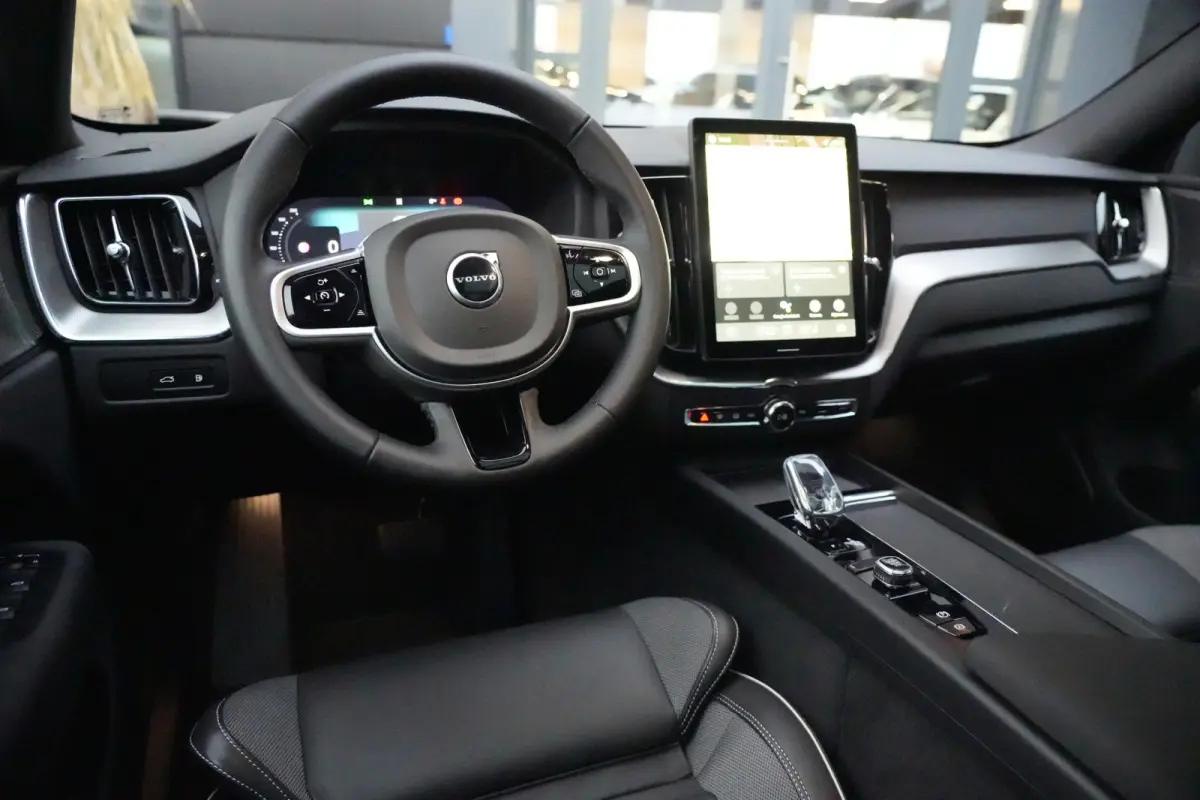 2.0 T8 Plug-in hybrid AWD Plus Black Edition | Panoramadak | HUD | 360 Camera | Volvo XC60 2.0 T8 Plug-in Hybrid AWD Black Edition met 2.0 viercilinder plug-in hybride aandrijflijn en 455 PK