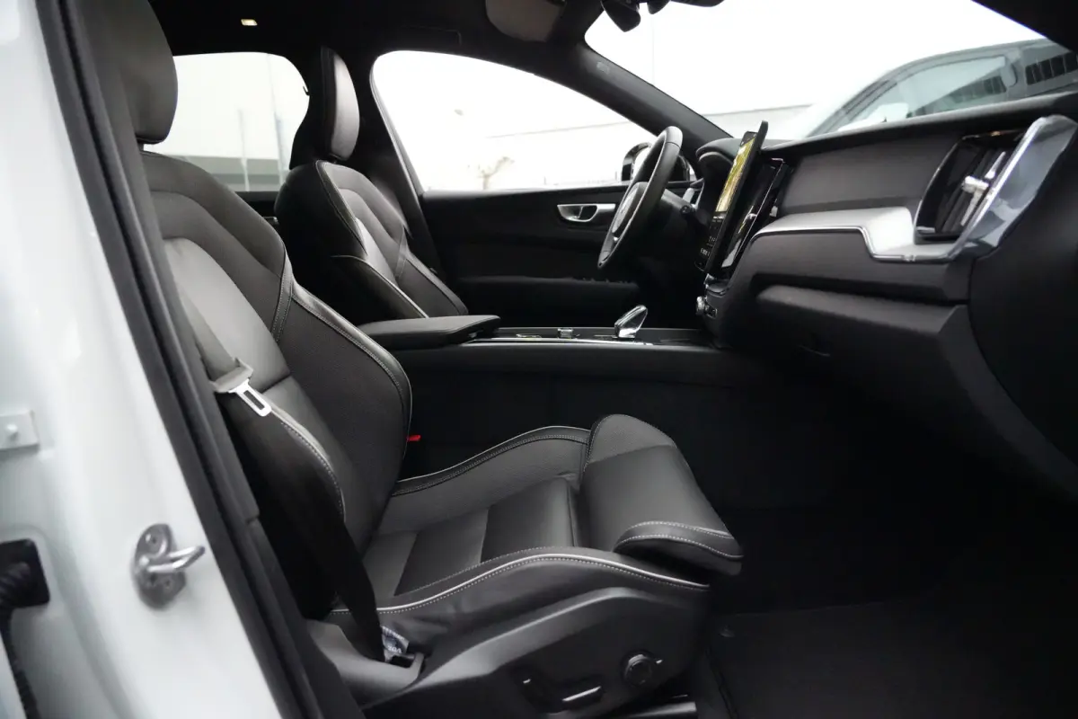 2.0 T8 Plug-in hybrid AWD Plus Black Edition | Panoramadak | HUD | 360 Camera | Volvo XC60 2.0 T8 Plug-in Hybrid AWD Black Edition met 2.0 viercilinder plug-in hybride aandrijflijn en 455 PK