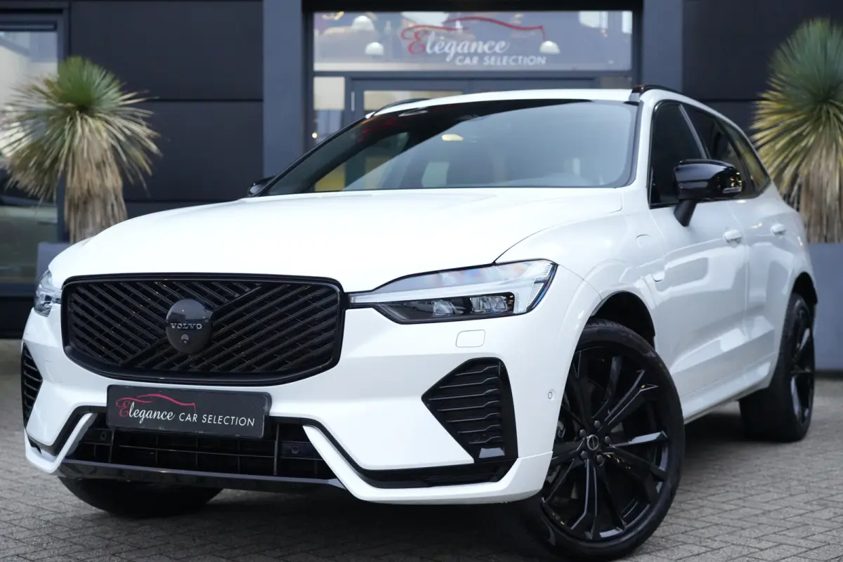2.0 T8 Plug-in hybrid AWD Plus Black Edition | Panoramadak | HUD | 360 Camera | Volvo XC60 2.0 T8 Plug-in Hybrid AWD Black Edition met 2.0 viercilinder plug-in hybride aandrijflijn en 455 PK