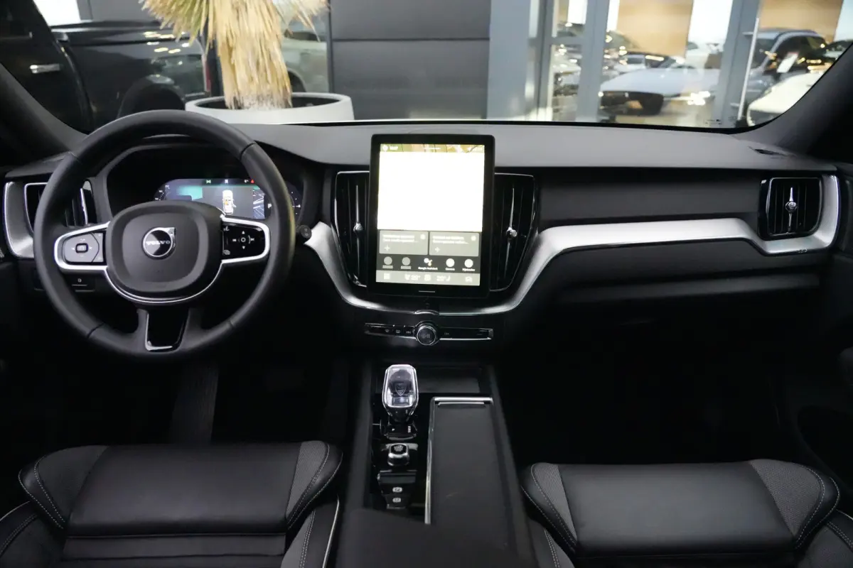 2.0 T8 Plug-in hybrid AWD Plus Black Edition | Panoramadak | HUD | 360 Camera | Volvo XC60 2.0 T8 Plug-in Hybrid AWD Black Edition met 2.0 viercilinder plug-in hybride aandrijflijn en 455 PK