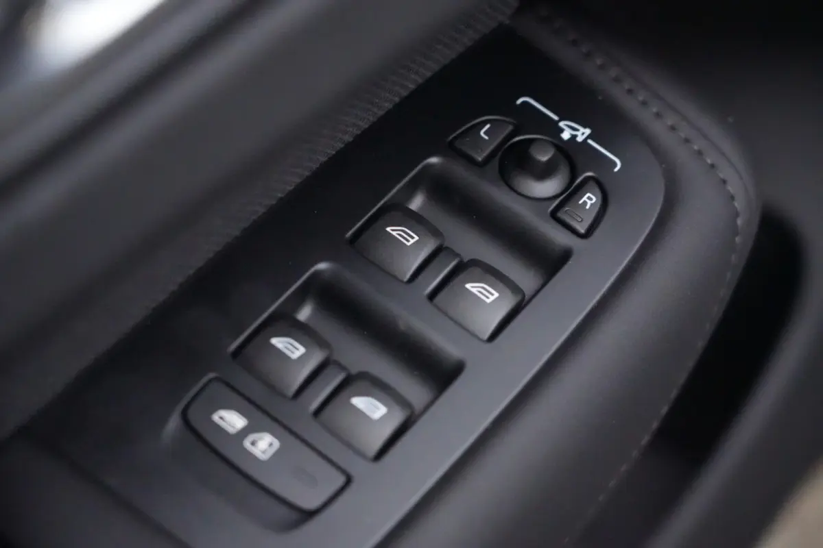 2.0 T8 Plug-in hybrid AWD Plus Black Edition | Panoramadak | HUD | 360 Camera | Volvo XC60 2.0 T8 Plug-in Hybrid AWD Black Edition met 2.0 viercilinder plug-in hybride aandrijflijn en 455 PK