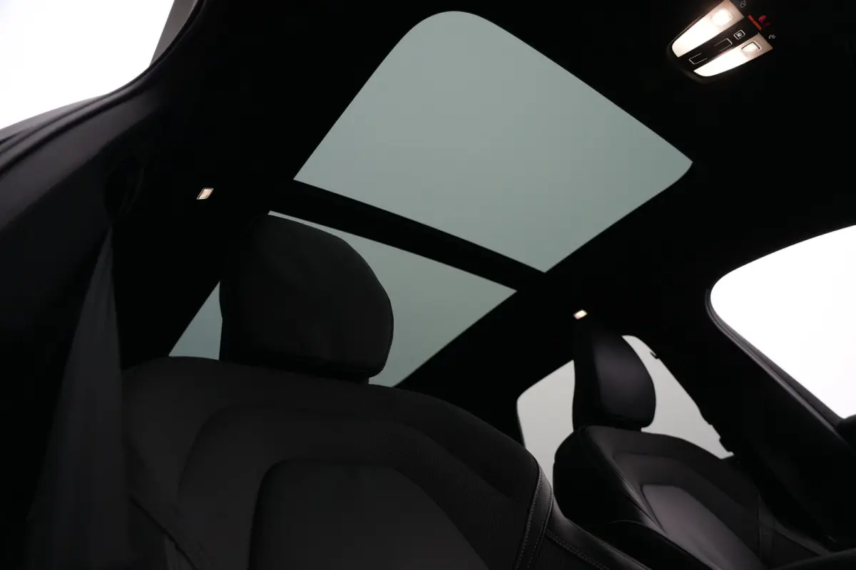 2.0 T8 Plug-in hybrid AWD Plus Black Edition | Panoramadak | HUD | 360 Camera | Volvo XC60 2.0 T8 Plug-in Hybrid AWD Black Edition met 2.0 viercilinder plug-in hybride aandrijflijn en 455 PK