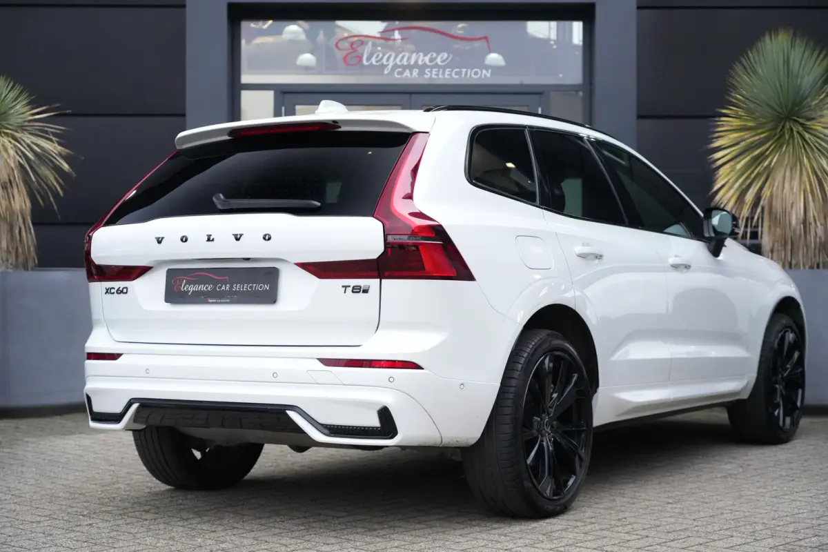 2.0 T8 Plug-in hybrid AWD Plus Black Edition | Panoramadak | HUD | 360 Camera | Volvo XC60 2.0 T8 Plug-in Hybrid AWD Black Edition met 2.0 viercilinder plug-in hybride aandrijflijn en 455 PK