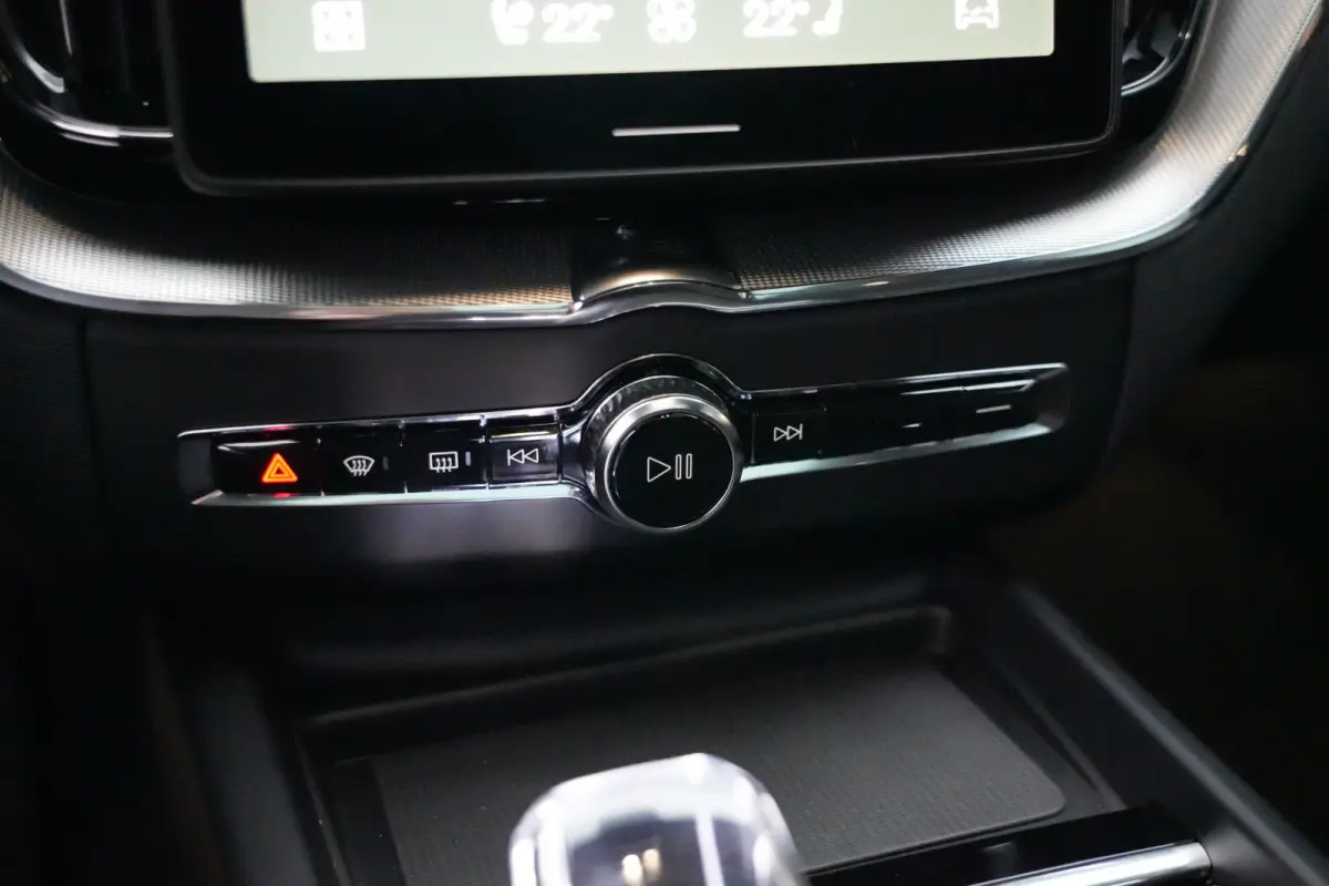 2.0 T8 Plug-in hybrid AWD Plus Black Edition | Panoramadak | HUD | 360 Camera | Volvo XC60 2.0 T8 Plug-in Hybrid AWD Black Edition met 2.0 viercilinder plug-in hybride aandrijflijn en 455 PK