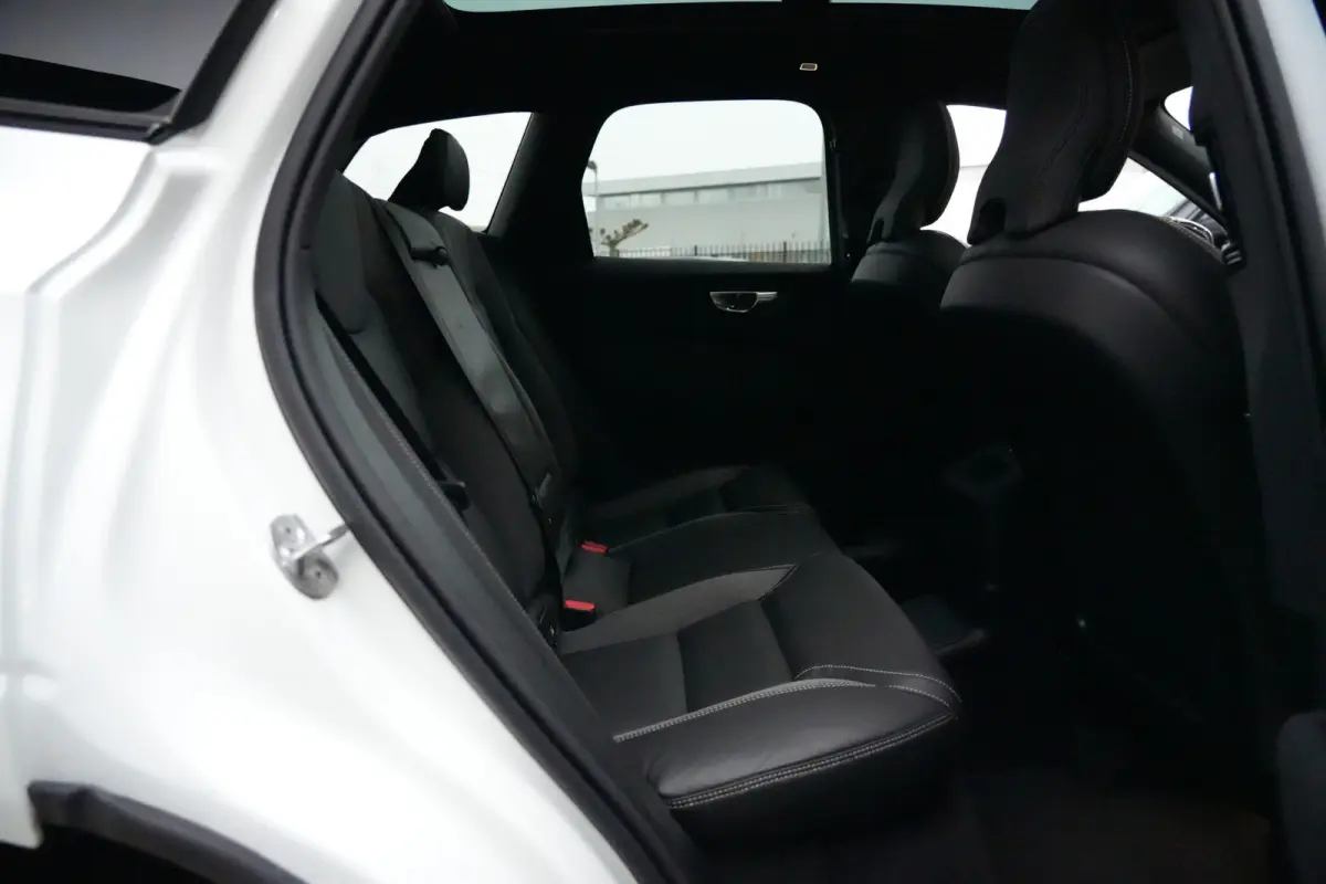 2.0 T8 Plug-in hybrid AWD Plus Black Edition | Panoramadak | HUD | 360 Camera | Volvo XC60 2.0 T8 Plug-in Hybrid AWD Black Edition met 2.0 viercilinder plug-in hybride aandrijflijn en 455 PK