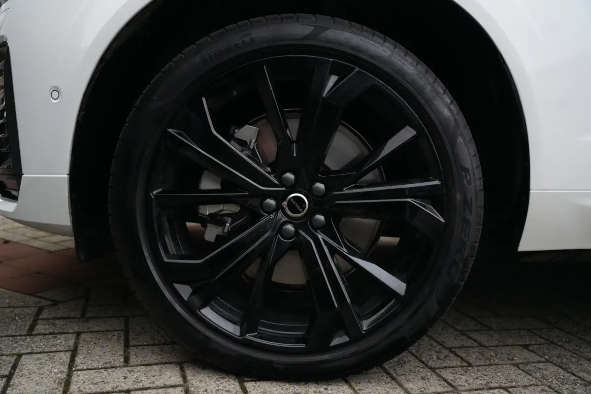 2.0 T8 Plug-in hybrid AWD Plus Black Edition | Panoramadak | HUD | 360 Camera | Volvo XC60 2.0 T8 Plug-in Hybrid AWD Black Edition met 2.0 viercilinder plug-in hybride aandrijflijn en 455 PK