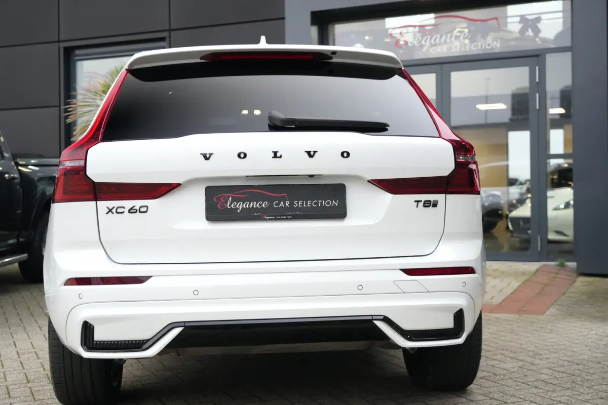 2.0 T8 Plug-in hybrid AWD Plus Black Edition | Panoramadak | HUD | 360 Camera | Volvo XC60 2.0 T8 Plug-in Hybrid AWD Black Edition met 2.0 viercilinder plug-in hybride aandrijflijn en 455 PK