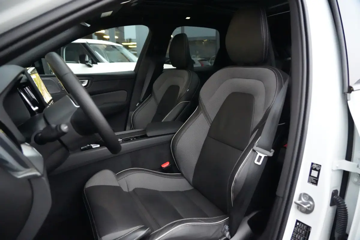 2.0 T8 Plug-in hybrid AWD Plus Black Edition | Panoramadak | HUD | 360 Camera | Volvo XC60 2.0 T8 Plug-in Hybrid AWD Black Edition met 2.0 viercilinder plug-in hybride aandrijflijn en 455 PK