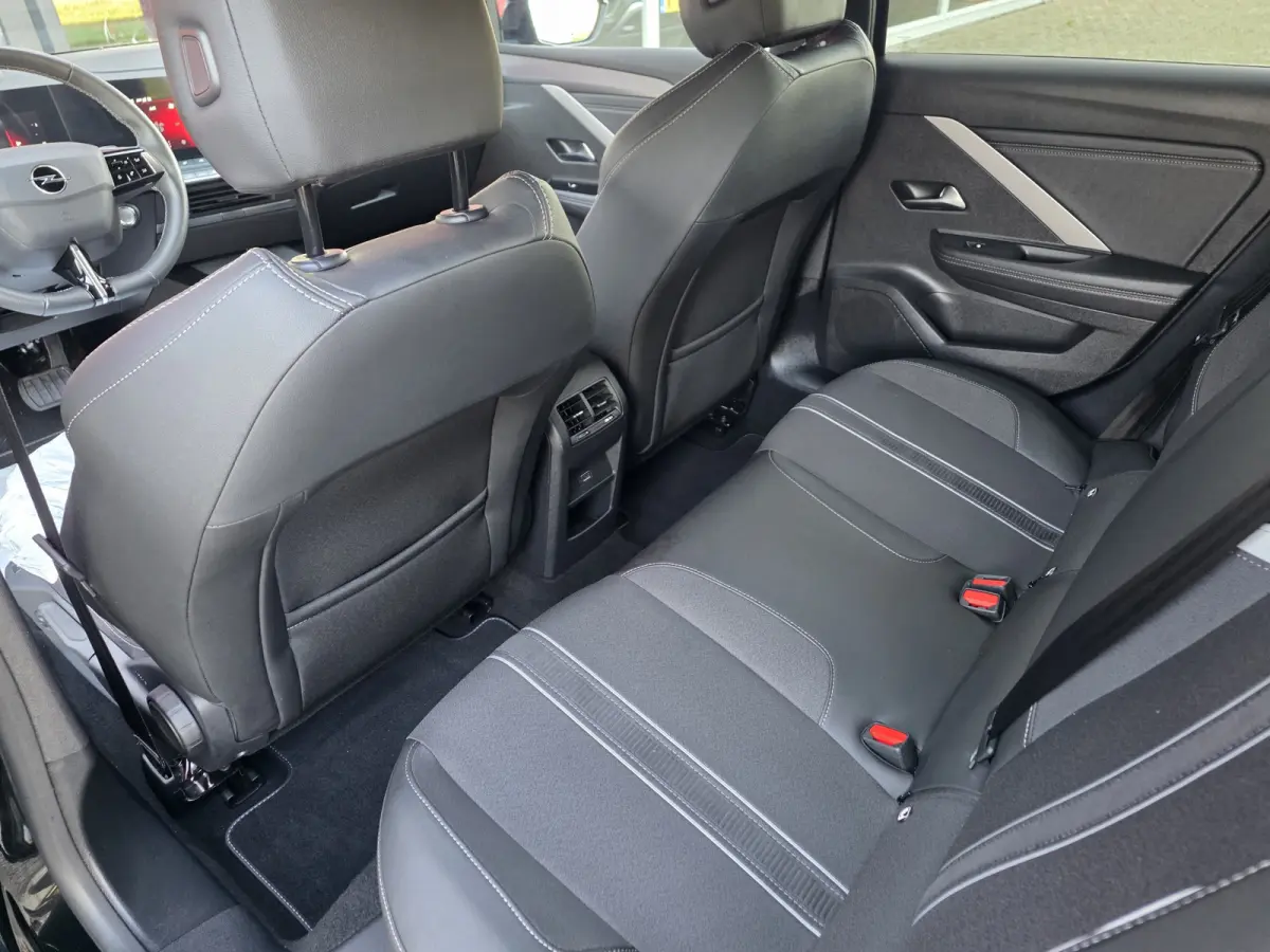 1.2 Turbo GS | Technologie-pakket | achteruitrij assistent, dodehoekdetectie, draadloze telefoonlader, head-up display, matrix led koplampen, rijstrooksensor met correctie, verwarmde voorrui