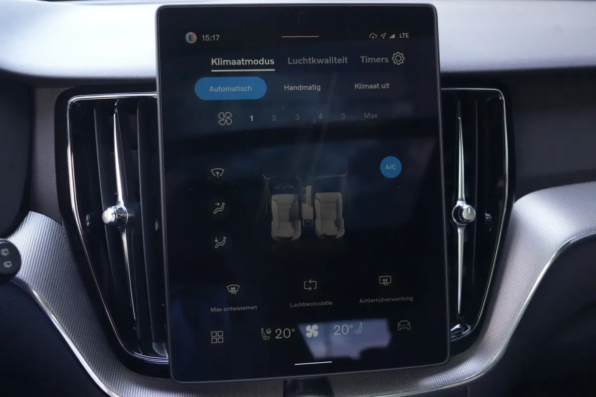 2.0 T6 Plug-in hybrid AWD Plus Black Edition | Panoramadak | HUD | Trekhaak Volvo XC60 2.0 T6 Plug-in Hybrid AWD Plus Black Edition met 2.0 viercilinder plug-in hybride aandrijflijn en 350 P