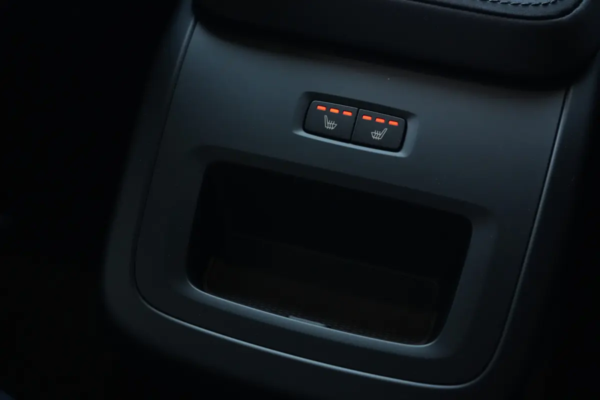2.0 T6 Plug-in hybrid AWD Plus Black Edition | Panoramadak | HUD | Trekhaak Volvo XC60 2.0 T6 Plug-in Hybrid AWD Plus Black Edition met 2.0 viercilinder plug-in hybride aandrijflijn en 350 P