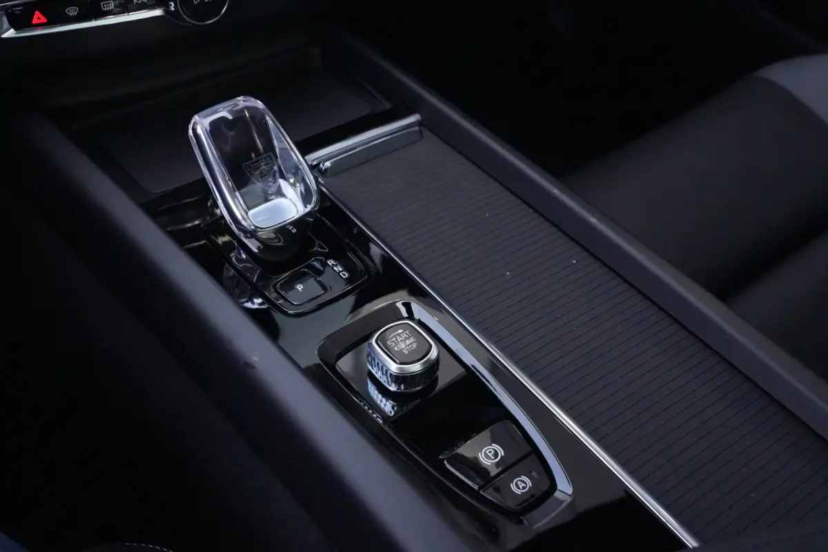 2.0 T6 Plug-in hybrid AWD Plus Black Edition | Panoramadak | HUD | Trekhaak Volvo XC60 2.0 T6 Plug-in Hybrid AWD Plus Black Edition met 2.0 viercilinder plug-in hybride aandrijflijn en 350 P