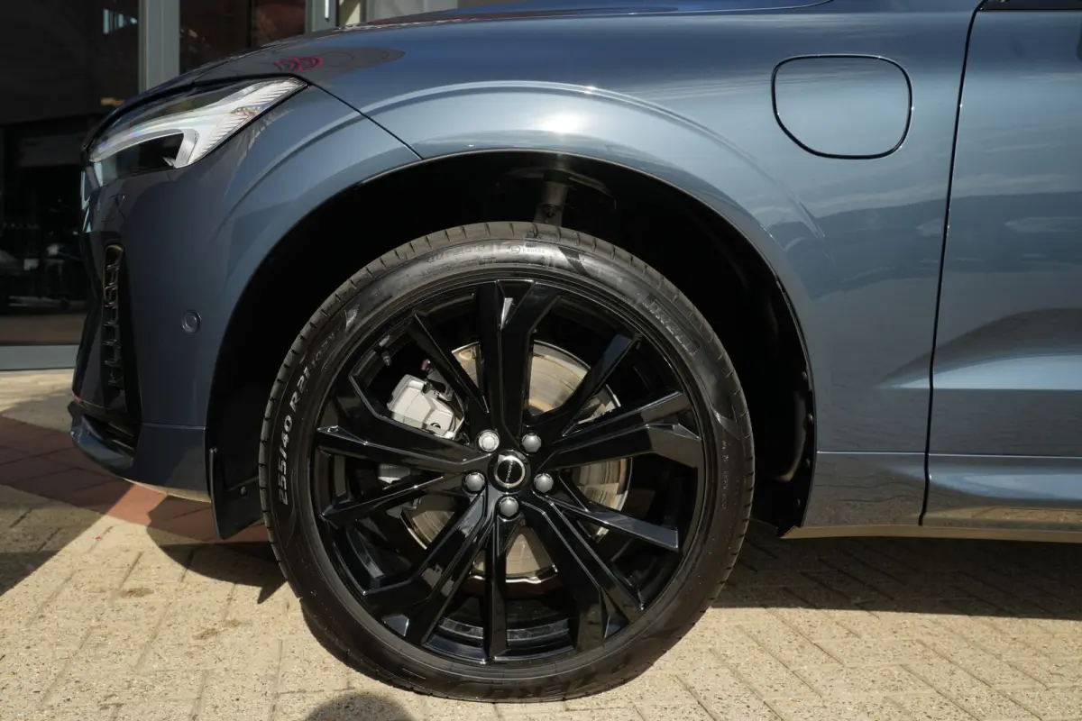 2.0 T6 Plug-in hybrid AWD Plus Black Edition | Panoramadak | HUD | Trekhaak Volvo XC60 2.0 T6 Plug-in Hybrid AWD Plus Black Edition met 2.0 viercilinder plug-in hybride aandrijflijn en 350 P