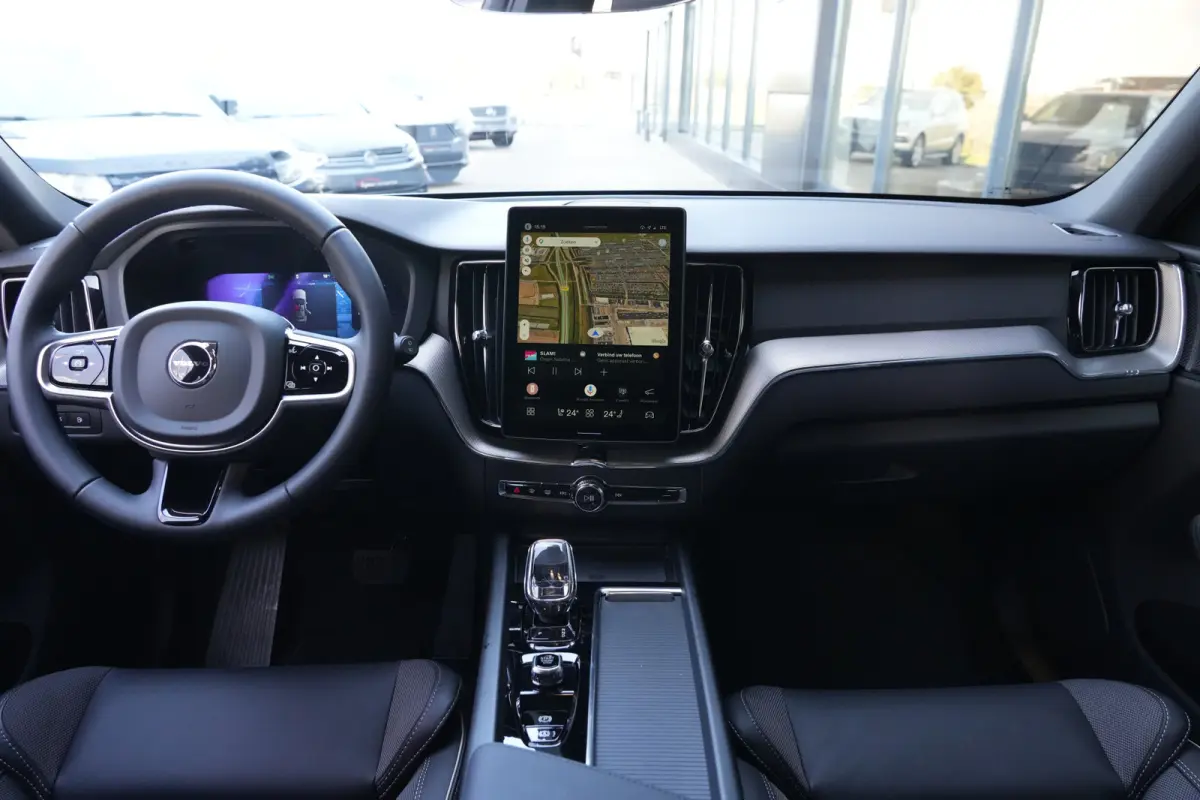 2.0 T6 Plug-in hybrid AWD Plus Black Edition | Panoramadak | HUD | Trekhaak Volvo XC60 2.0 T6 Plug-in Hybrid AWD Plus Black Edition met 2.0 viercilinder plug-in hybride aandrijflijn en 350 P