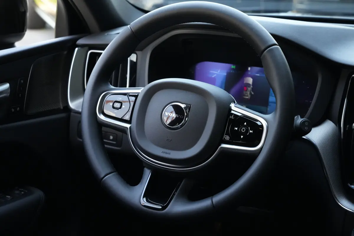 2.0 T6 Plug-in hybrid AWD Plus Black Edition | Panoramadak | HUD | Trekhaak Volvo XC60 2.0 T6 Plug-in Hybrid AWD Plus Black Edition met 2.0 viercilinder plug-in hybride aandrijflijn en 350 P