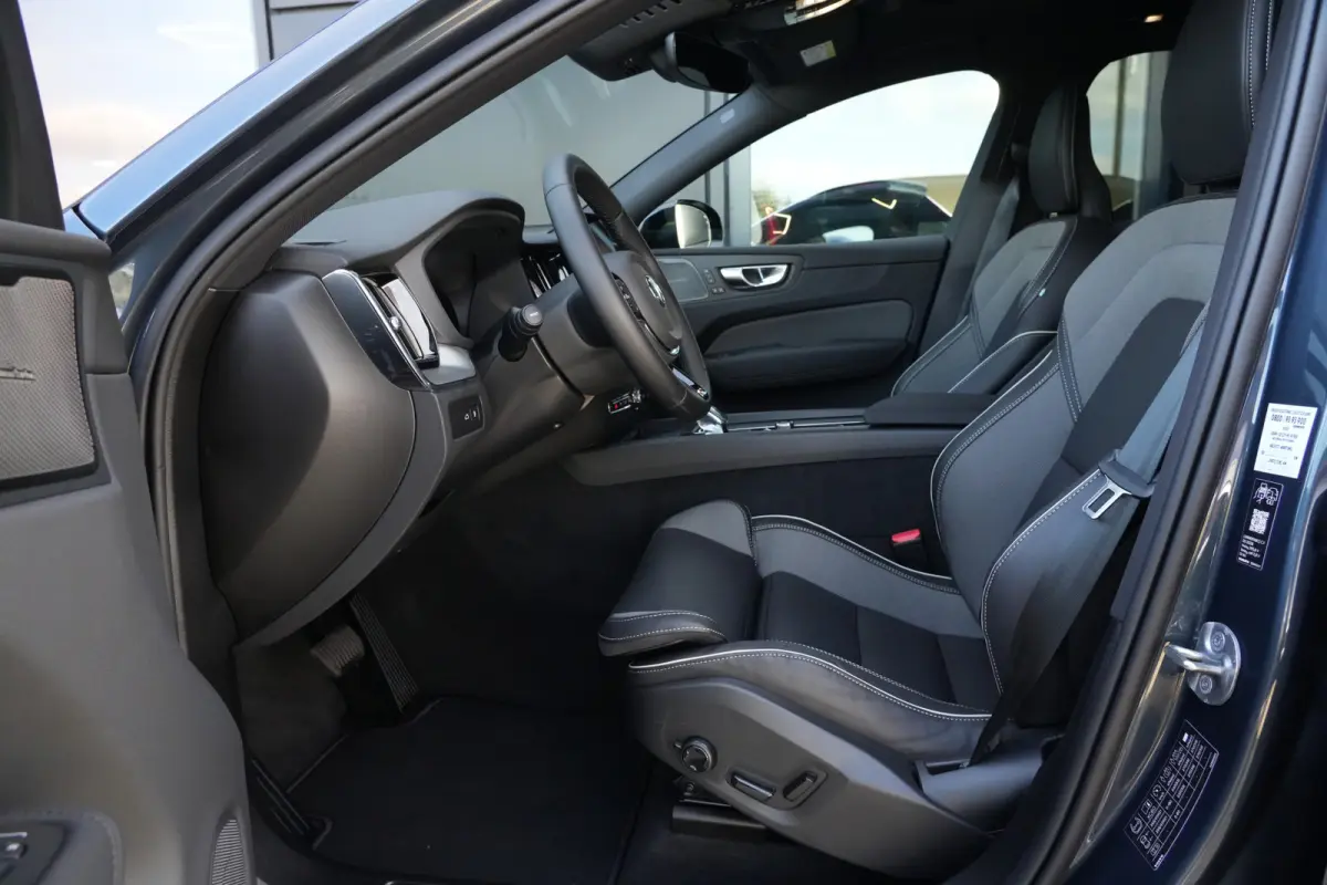2.0 T6 Plug-in hybrid AWD Plus Black Edition | Panoramadak | HUD | Trekhaak Volvo XC60 2.0 T6 Plug-in Hybrid AWD Plus Black Edition met 2.0 viercilinder plug-in hybride aandrijflijn en 350 P