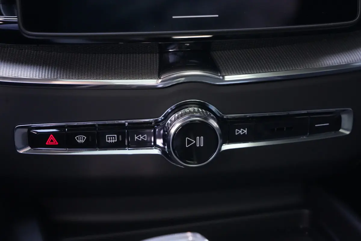 2.0 T6 Plug-in hybrid AWD Plus Black Edition | Panoramadak | HUD | Trekhaak Volvo XC60 2.0 T6 Plug-in Hybrid AWD Plus Black Edition met 2.0 viercilinder plug-in hybride aandrijflijn en 350 P