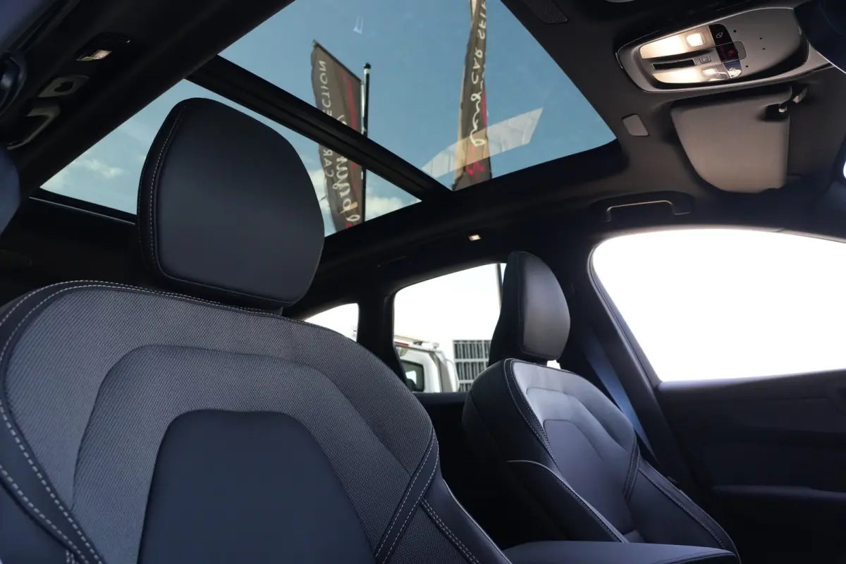 2.0 T6 Plug-in hybrid AWD Plus Black Edition | Panoramadak | HUD | Trekhaak Volvo XC60 2.0 T6 Plug-in Hybrid AWD Plus Black Edition met 2.0 viercilinder plug-in hybride aandrijflijn en 350 P