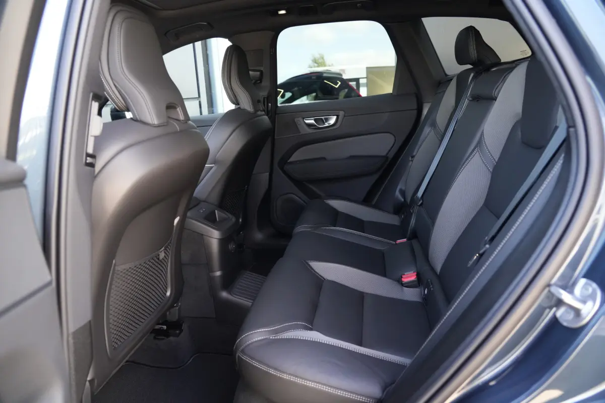 2.0 T6 Plug-in hybrid AWD Plus Black Edition | Panoramadak | HUD | Trekhaak Volvo XC60 2.0 T6 Plug-in Hybrid AWD Plus Black Edition met 2.0 viercilinder plug-in hybride aandrijflijn en 350 P