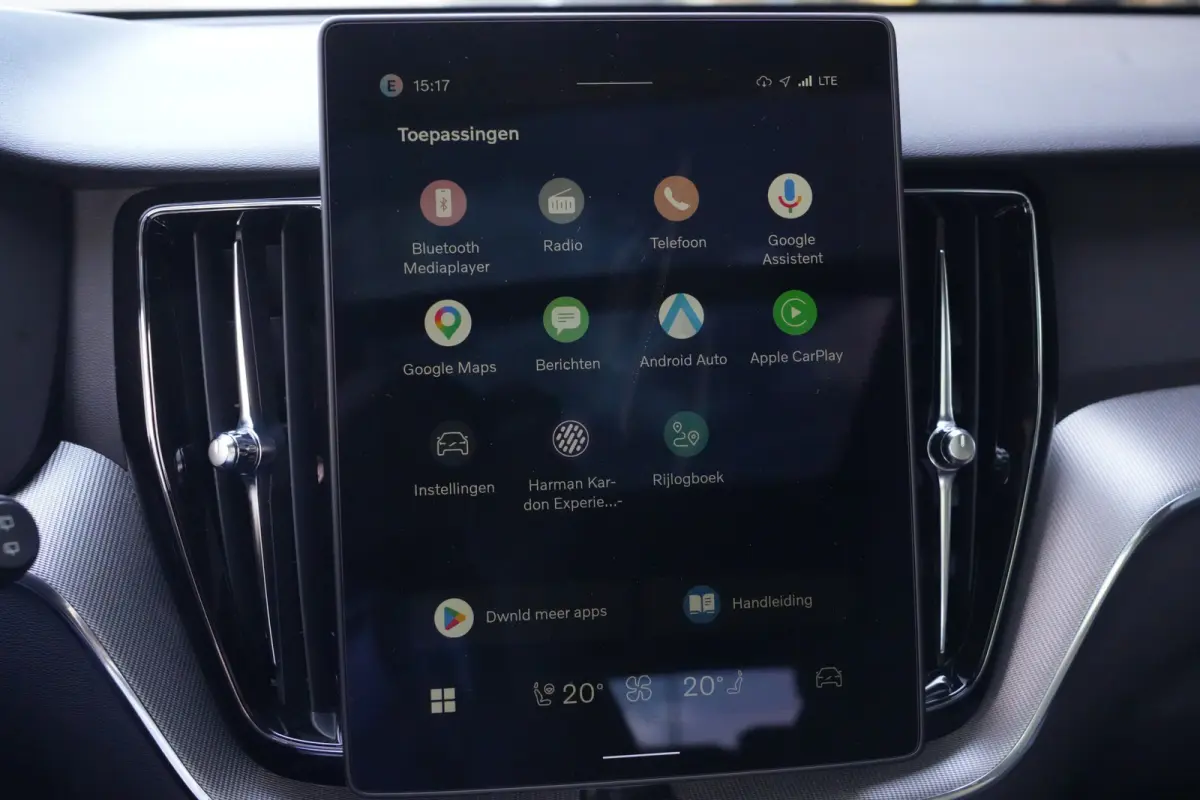 2.0 T6 Plug-in hybrid AWD Plus Black Edition | Panoramadak | HUD | Trekhaak Volvo XC60 2.0 T6 Plug-in Hybrid AWD Plus Black Edition met 2.0 viercilinder plug-in hybride aandrijflijn en 350 P