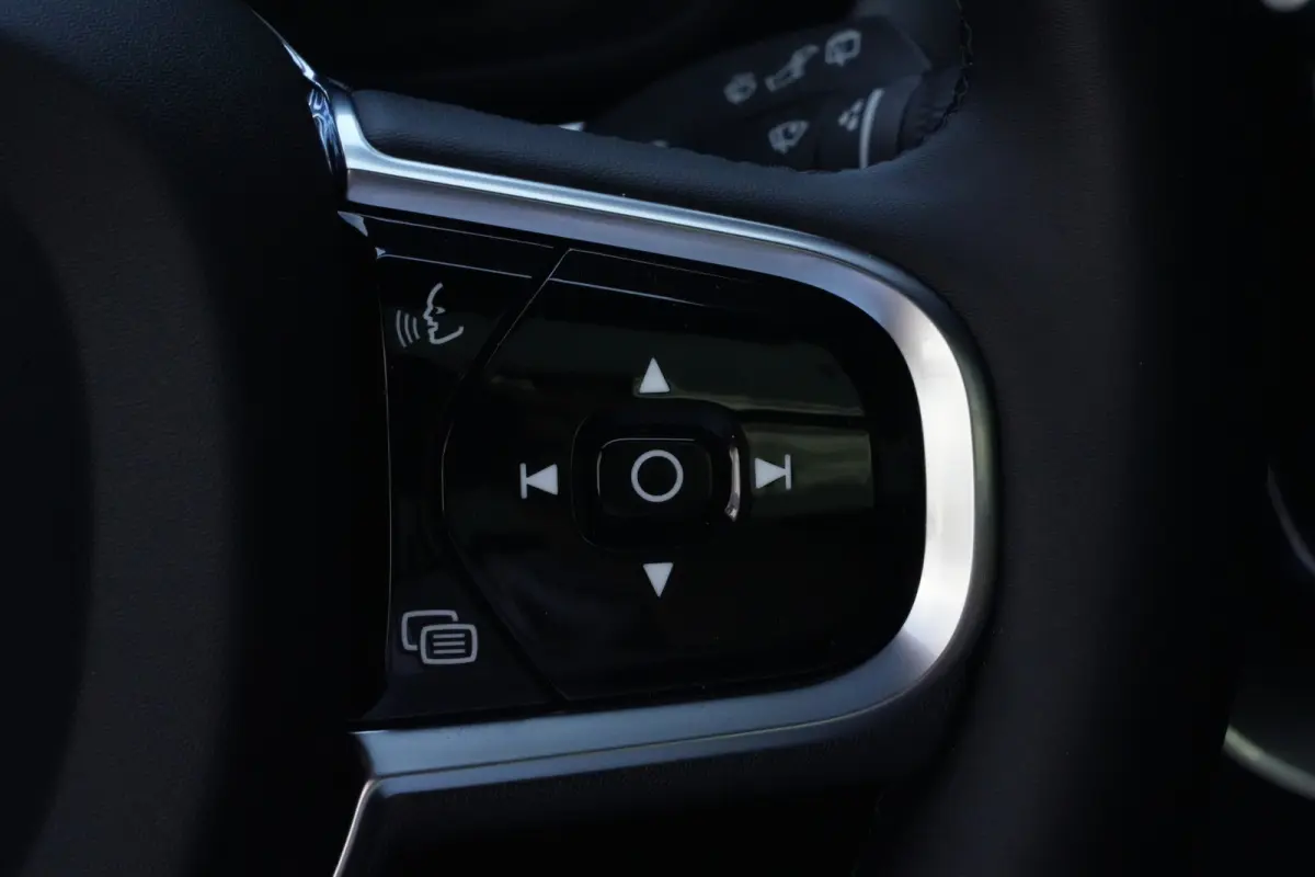2.0 T6 Plug-in hybrid AWD Plus Black Edition | Panoramadak | HUD | Trekhaak Volvo XC60 2.0 T6 Plug-in Hybrid AWD Plus Black Edition met 2.0 viercilinder plug-in hybride aandrijflijn en 350 P