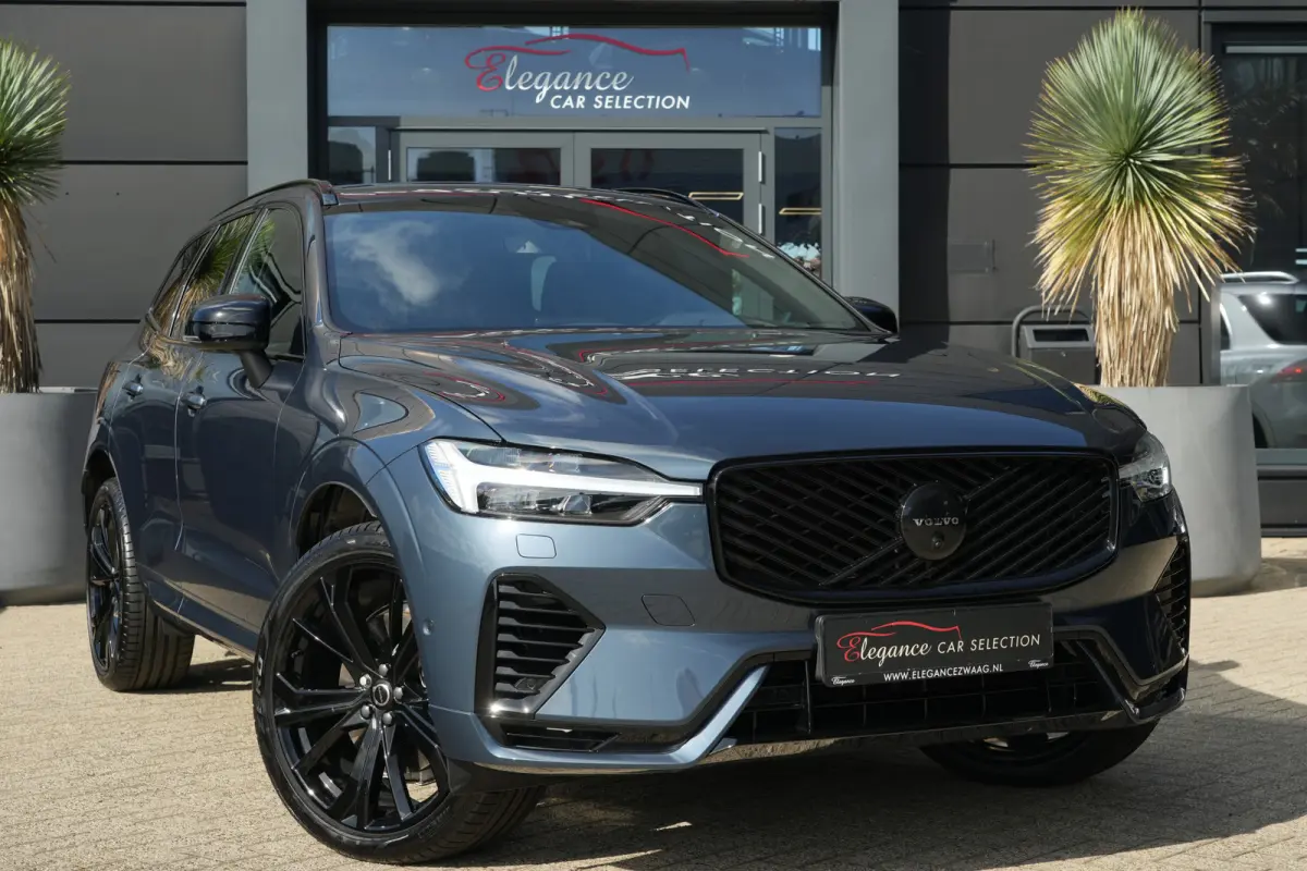 2.0 T6 Plug-in hybrid AWD Plus Black Edition | Panoramadak | HUD | Trekhaak Volvo XC60 2.0 T6 Plug-in Hybrid AWD Plus Black Edition met 2.0 viercilinder plug-in hybride aandrijflijn en 350 P