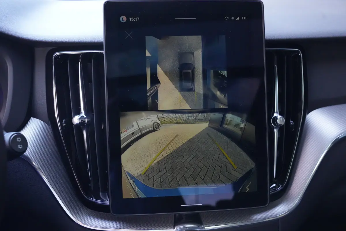 2.0 T6 Plug-in hybrid AWD Plus Black Edition | Panoramadak | HUD | Trekhaak Volvo XC60 2.0 T6 Plug-in Hybrid AWD Plus Black Edition met 2.0 viercilinder plug-in hybride aandrijflijn en 350 P