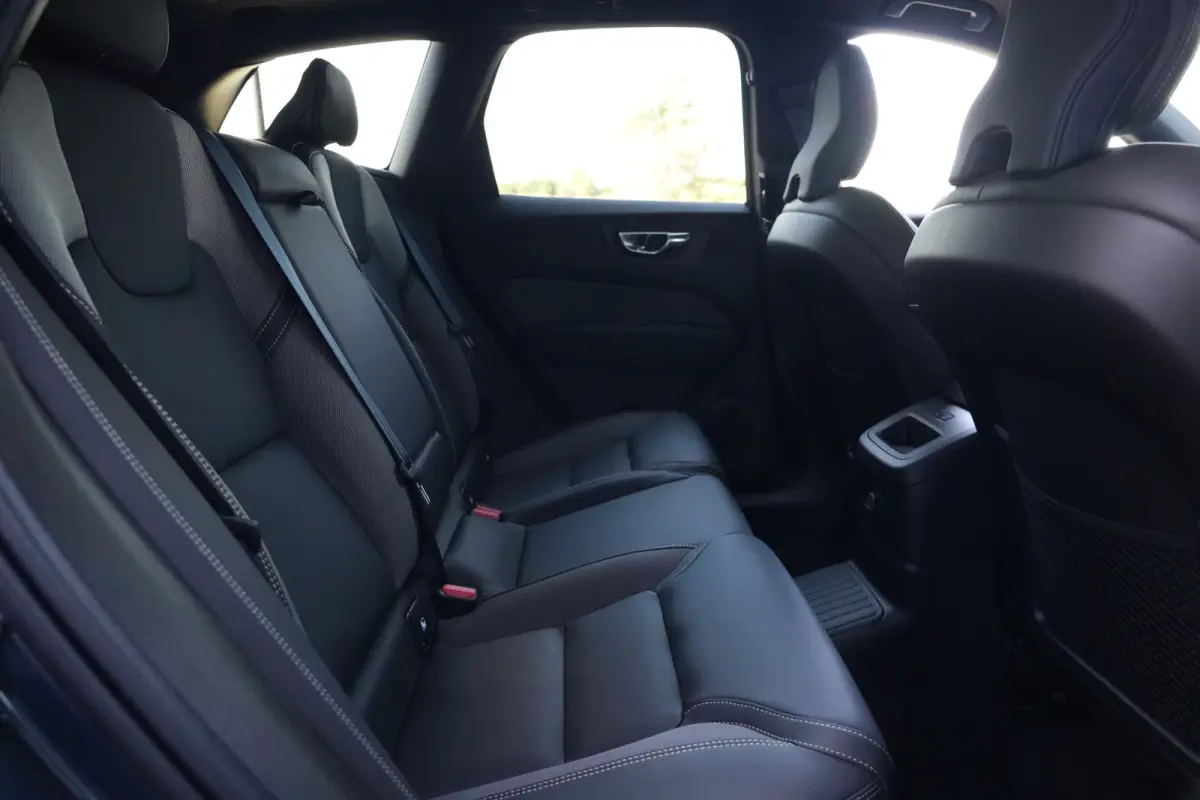 2.0 T6 Plug-in hybrid AWD Plus Black Edition | Panoramadak | HUD | Trekhaak Volvo XC60 2.0 T6 Plug-in Hybrid AWD Plus Black Edition met 2.0 viercilinder plug-in hybride aandrijflijn en 350 P