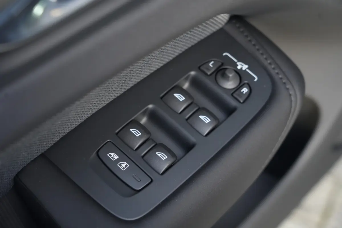 2.0 T6 Plug-in hybrid AWD Plus Black Edition | Panoramadak | HUD | Trekhaak Volvo XC60 2.0 T6 Plug-in Hybrid AWD Plus Black Edition met 2.0 viercilinder plug-in hybride aandrijflijn en 350 P