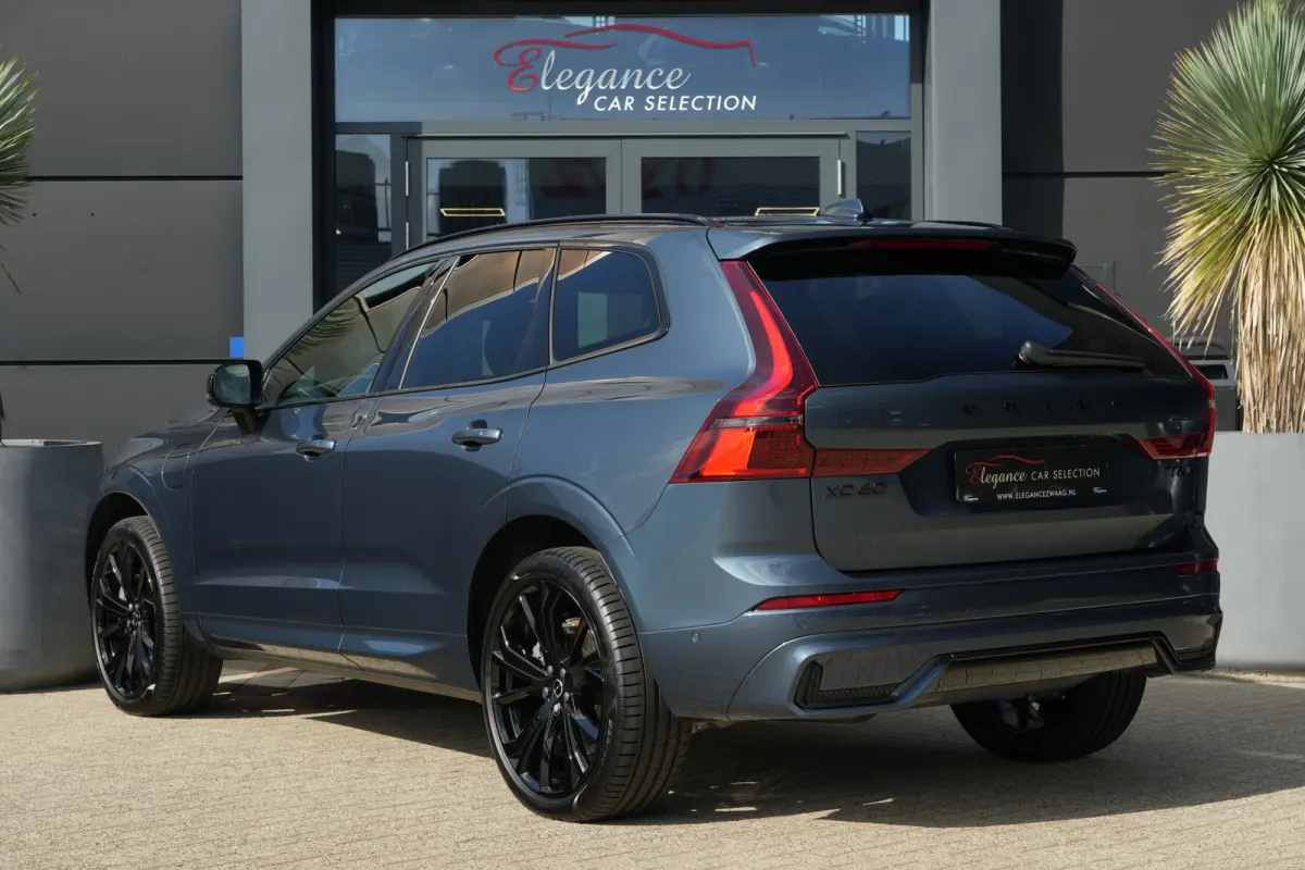 2.0 T6 Plug-in hybrid AWD Plus Black Edition | Panoramadak | HUD | Trekhaak Volvo XC60 2.0 T6 Plug-in Hybrid AWD Plus Black Edition met 2.0 viercilinder plug-in hybride aandrijflijn en 350 P