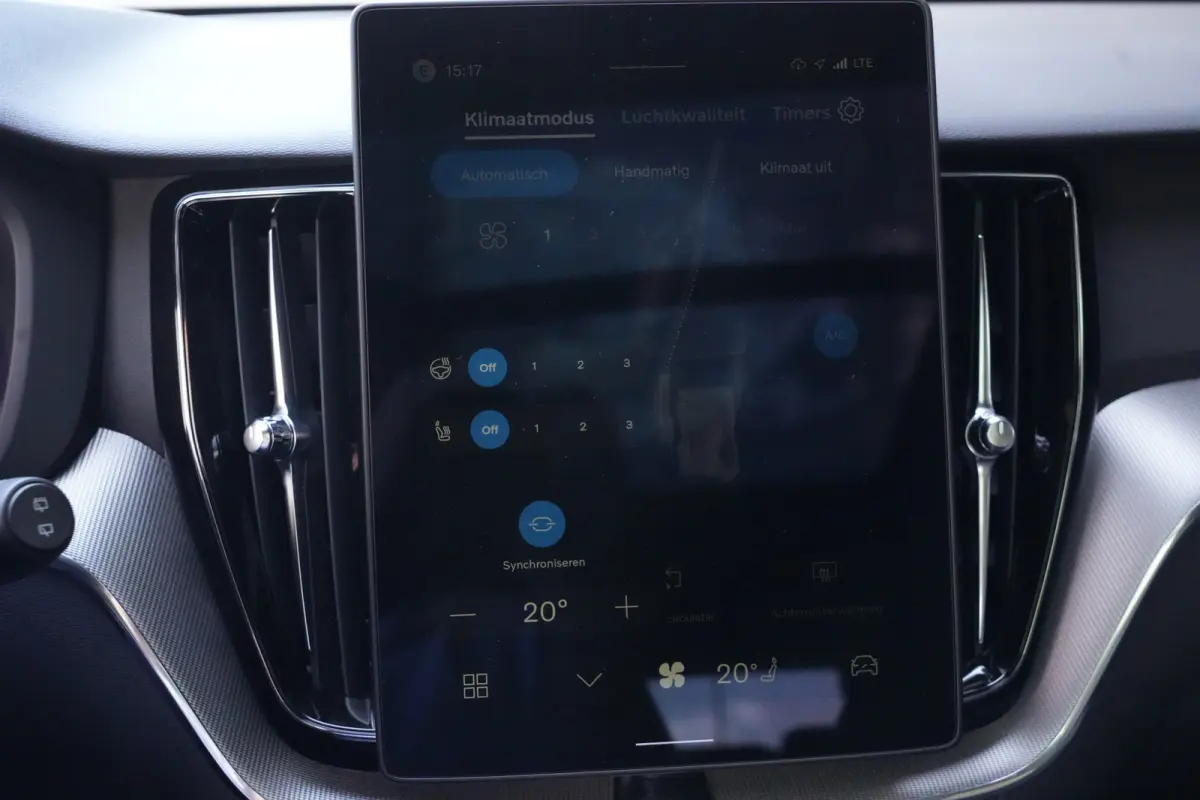 2.0 T6 Plug-in hybrid AWD Plus Black Edition | Panoramadak | HUD | Trekhaak Volvo XC60 2.0 T6 Plug-in Hybrid AWD Plus Black Edition met 2.0 viercilinder plug-in hybride aandrijflijn en 350 P