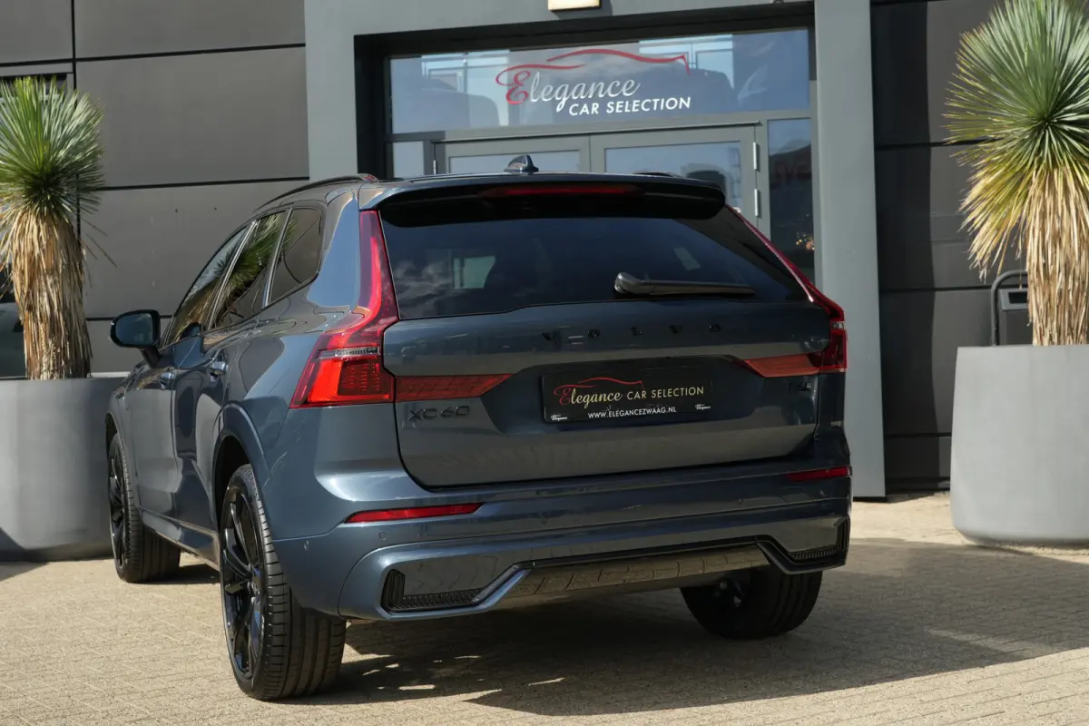 2.0 T6 Plug-in hybrid AWD Plus Black Edition | Panoramadak | HUD | Trekhaak Volvo XC60 2.0 T6 Plug-in Hybrid AWD Plus Black Edition met 2.0 viercilinder plug-in hybride aandrijflijn en 350 P