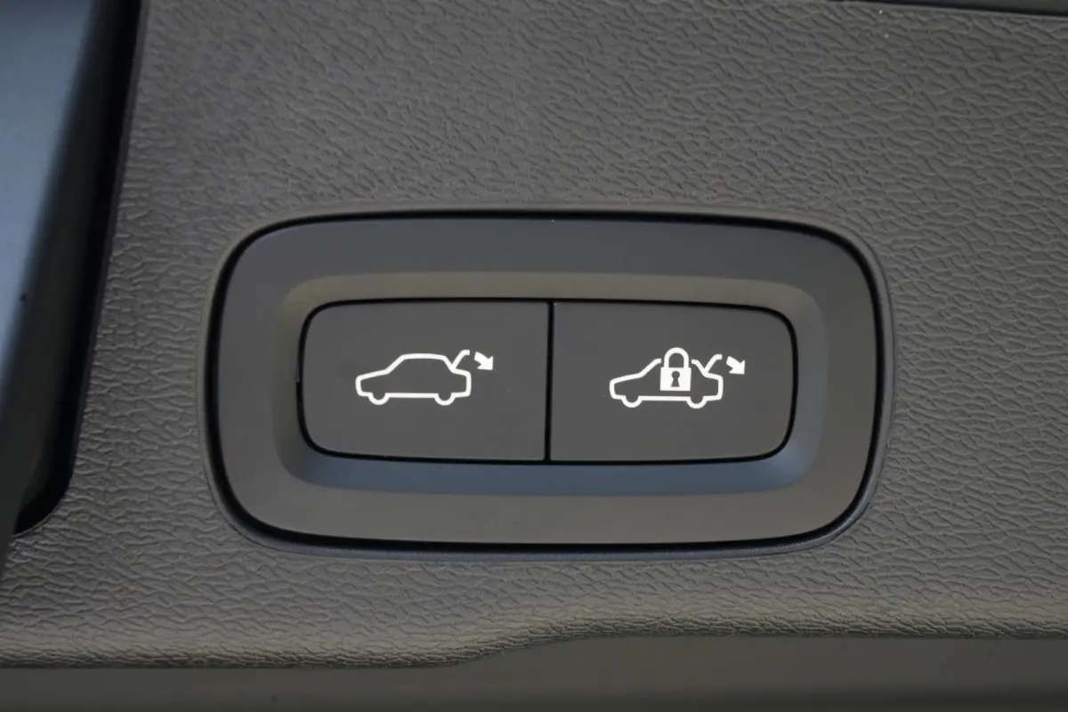 2.0 T6 Plug-in hybrid AWD Plus Black Edition | Panoramadak | HUD | Trekhaak Volvo XC60 2.0 T6 Plug-in Hybrid AWD Plus Black Edition met 2.0 viercilinder plug-in hybride aandrijflijn en 350 P