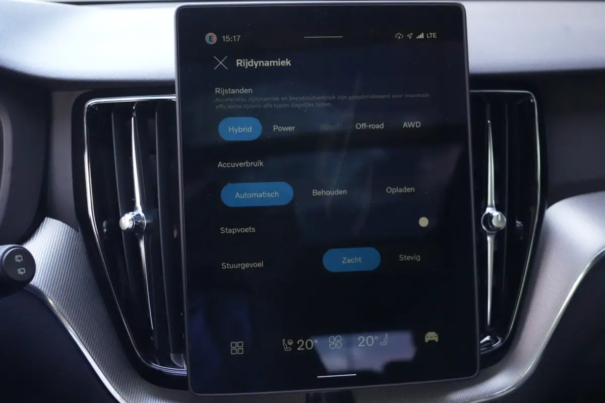 2.0 T6 Plug-in hybrid AWD Plus Black Edition | Panoramadak | HUD | Trekhaak Volvo XC60 2.0 T6 Plug-in Hybrid AWD Plus Black Edition met 2.0 viercilinder plug-in hybride aandrijflijn en 350 P