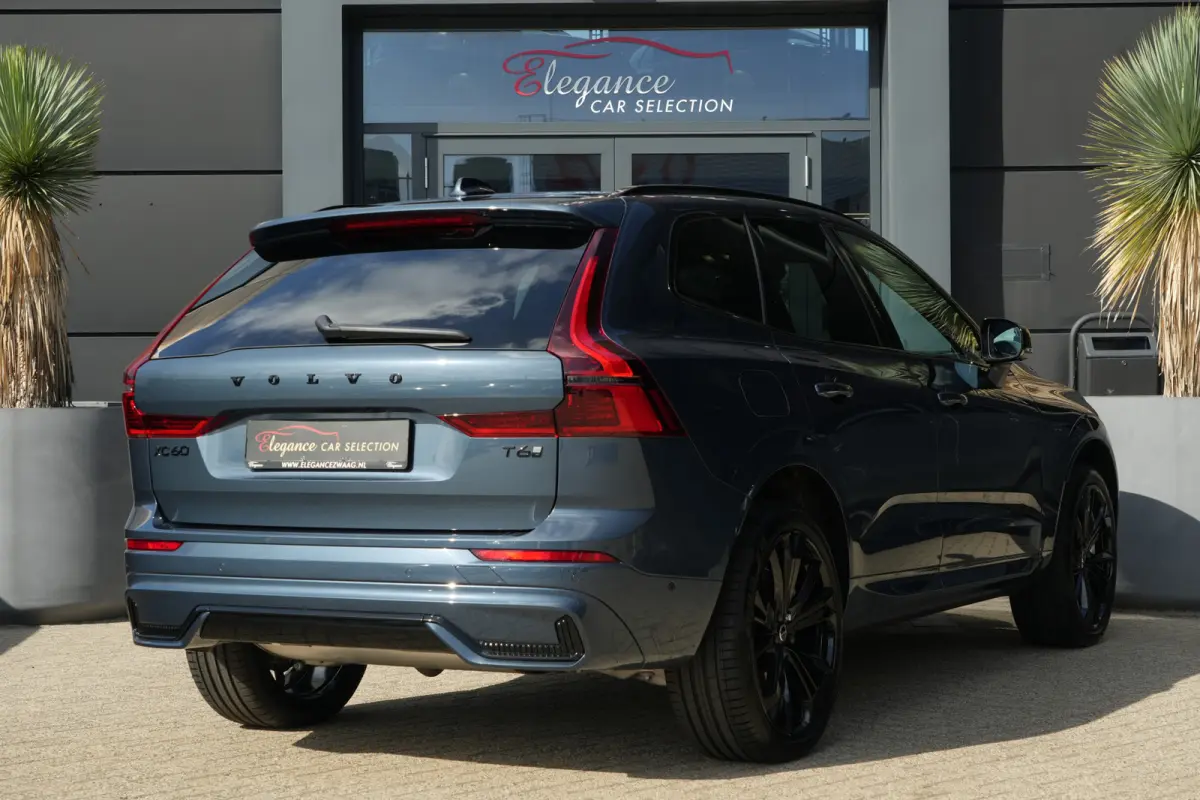 2.0 T6 Plug-in hybrid AWD Plus Black Edition | Panoramadak | HUD | Trekhaak Volvo XC60 2.0 T6 Plug-in Hybrid AWD Plus Black Edition met 2.0 viercilinder plug-in hybride aandrijflijn en 350 P