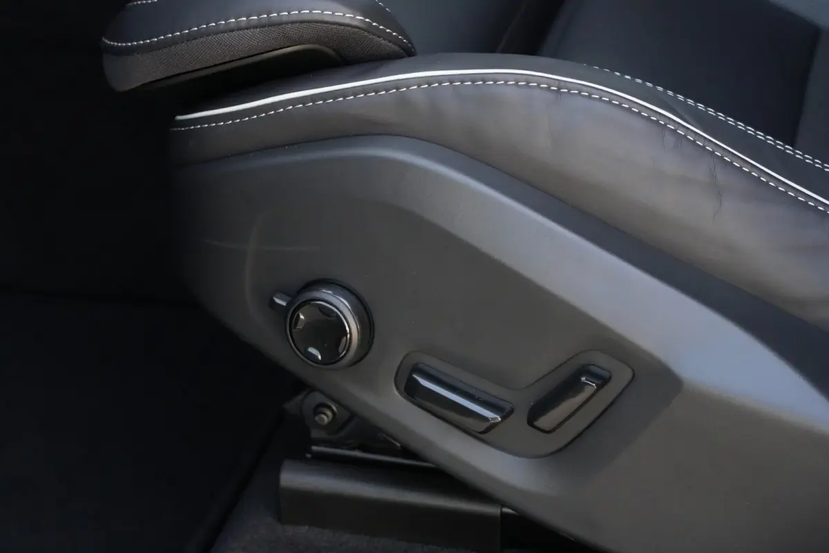 2.0 T6 Plug-in hybrid AWD Plus Black Edition | Panoramadak | HUD | Trekhaak Volvo XC60 2.0 T6 Plug-in Hybrid AWD Plus Black Edition met 2.0 viercilinder plug-in hybride aandrijflijn en 350 P