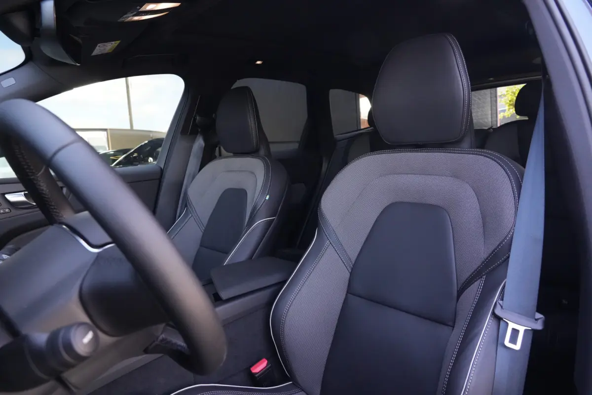 2.0 T6 Plug-in hybrid AWD Plus Black Edition | Panoramadak | HUD | Trekhaak Volvo XC60 2.0 T6 Plug-in Hybrid AWD Plus Black Edition met 2.0 viercilinder plug-in hybride aandrijflijn en 350 P