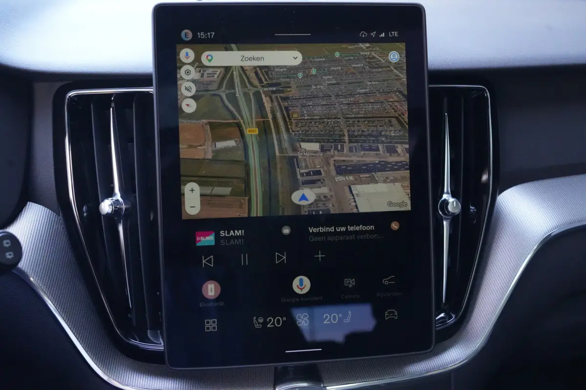 2.0 T6 Plug-in hybrid AWD Plus Black Edition | Panoramadak | HUD | Trekhaak Volvo XC60 2.0 T6 Plug-in Hybrid AWD Plus Black Edition met 2.0 viercilinder plug-in hybride aandrijflijn en 350 P