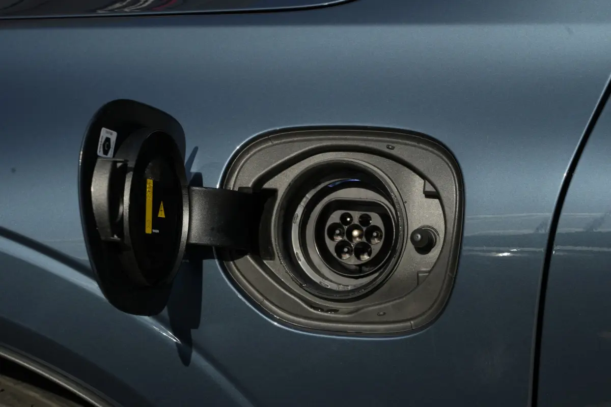 2.0 T6 Plug-in hybrid AWD Plus Black Edition | Panoramadak | HUD | Trekhaak Volvo XC60 2.0 T6 Plug-in Hybrid AWD Plus Black Edition met 2.0 viercilinder plug-in hybride aandrijflijn en 350 P