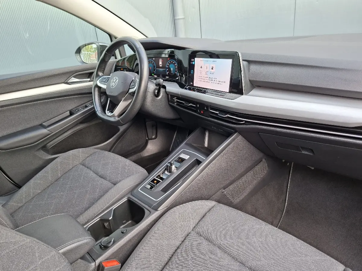 1.0 Life AUTOMAAT * Parkeerhulp * Climate control * Carplay
