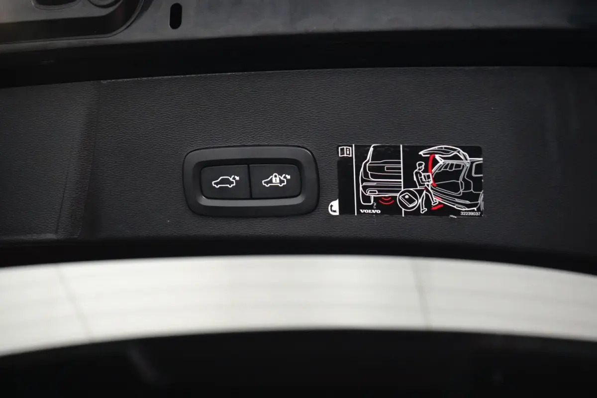 P8 AWD R-Design | Camera | Warmtepomp | 20'' | Apple Carplay/Android Auto | Adapt. Cruise |