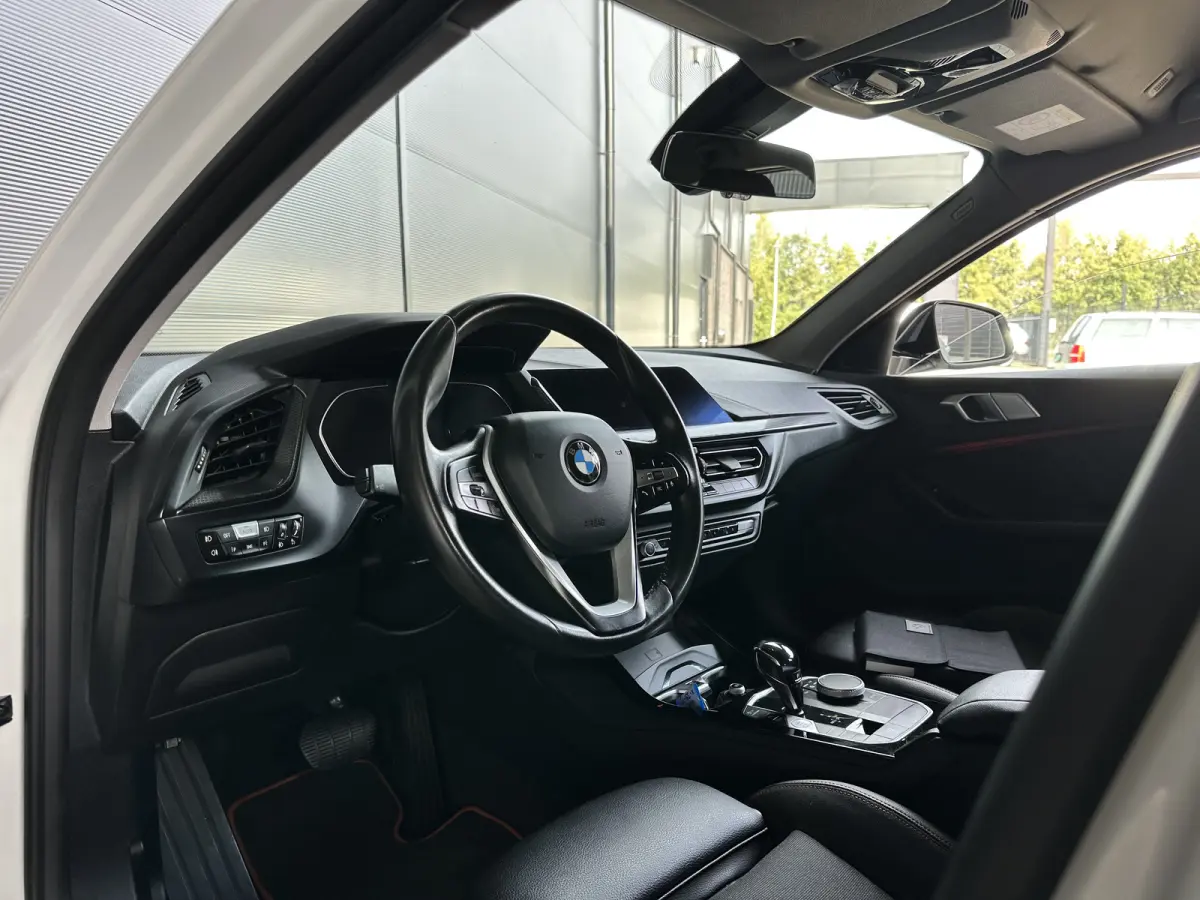 118i | SPORT | AUT | LED | leer | Clima | Navi |
