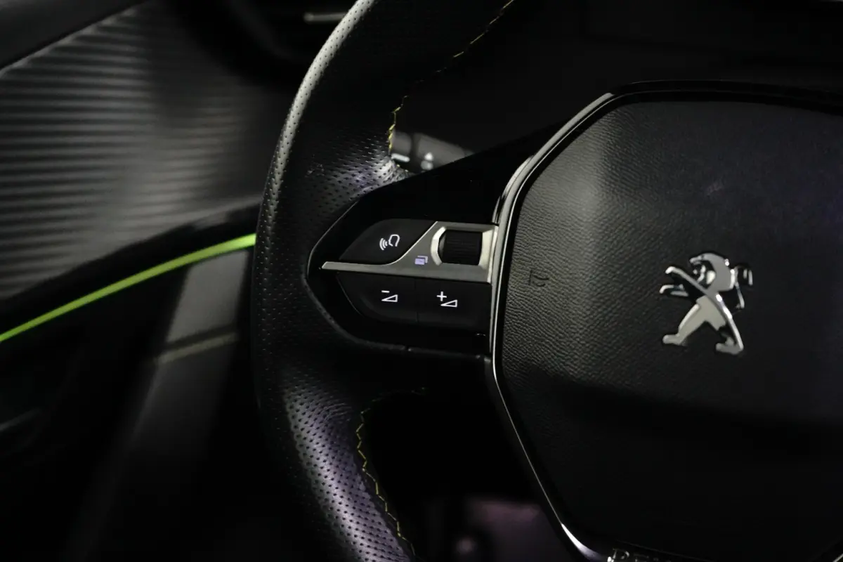 1.2 PureTech GT Pack | Navi | Alcantara | Verw. stoelen + Massage | Camera | Keyless | Ad. Cruise |