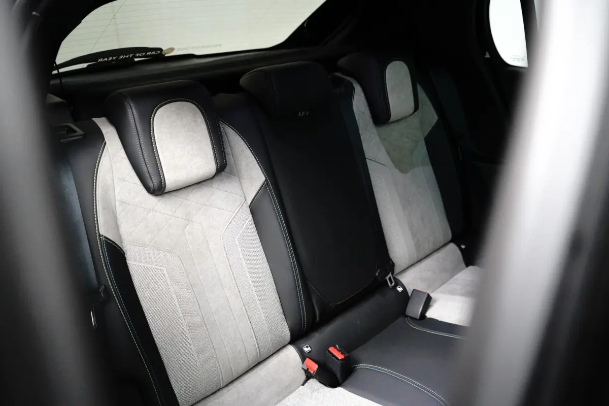 1.2 PureTech GT Pack | Navi | Alcantara | Verw. stoelen + Massage | Camera | Keyless | Ad. Cruise |