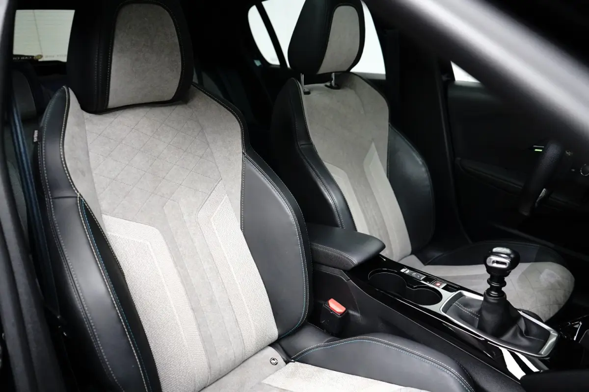1.2 PureTech GT Pack | Navi | Alcantara | Verw. stoelen + Massage | Camera | Keyless | Ad. Cruise |