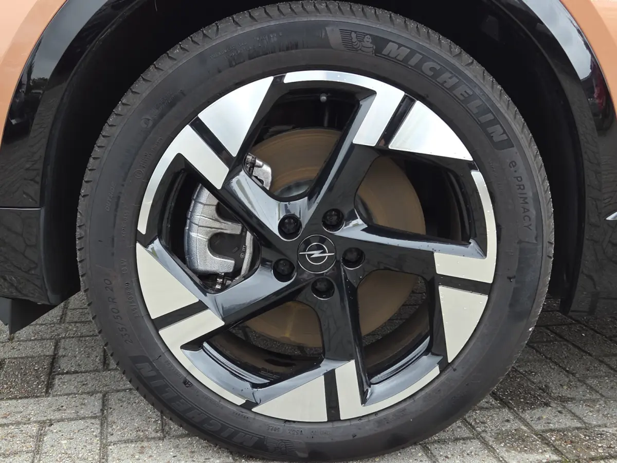 1.6 Turbo Plug-in-Hybrid GS Tot 8 jaar garantie | Panoramadak | Stuur + Stoelverwarming | Camera | Keyless | Adaptive CC |