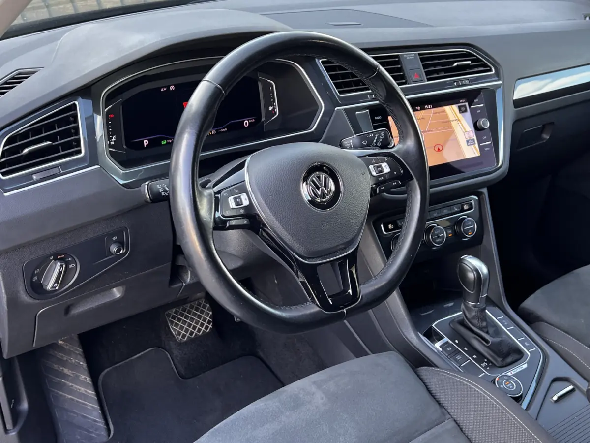2.0 TDI 4Motion Highline Business R Black Style / Head Up / 360 Camera / Adaptief Demping / 20" Black Style Velg / Afn Trek Haak / CarPlay / Digi Dash / Afn Trekhaak / Privacy Glas / Navigat